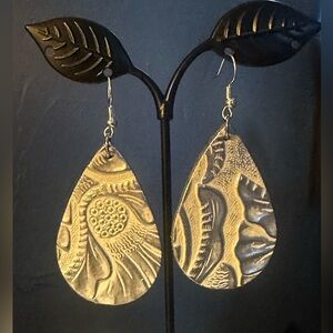 Handmade
Earrings Silver leather tear drops 🩵